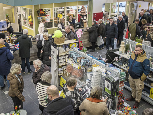 Travlhed ved indgangen og kasseområdet